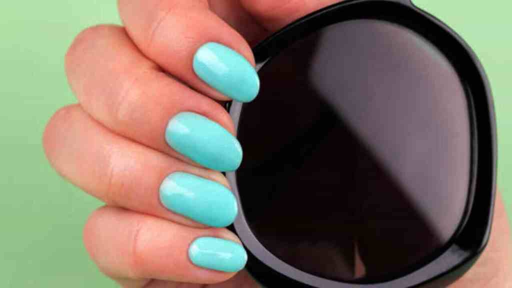 the-application-process-achieving-picture-perfect-shellac-nails