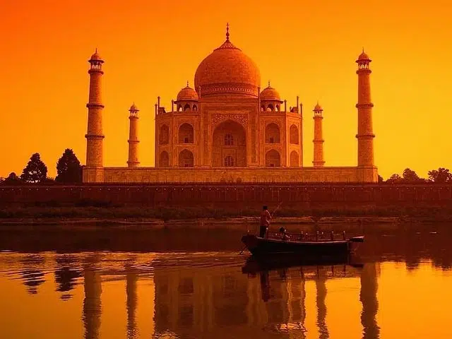 Glossy Taj Mahal Sparkling Images for Travel Lovers